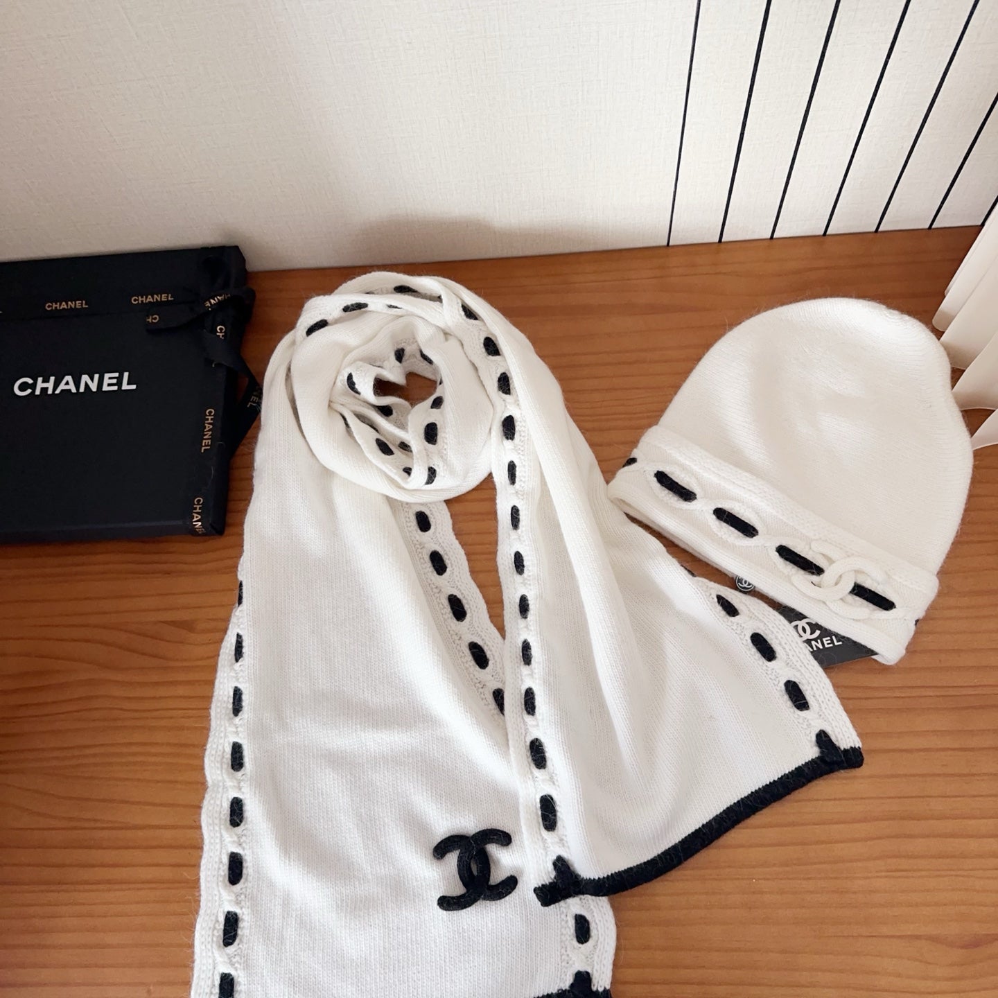 25A scarf and beanie set